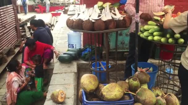 Kathmandu Nepal September 2018 Nepalese People Buying Selling Fruits Street — Vídeo de Stock