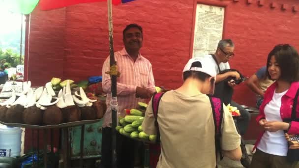 Kathmandu Nepal September 2018 Nepalese People Buying Selling Fruits Street — Vídeo de Stock