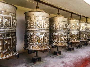 Katmandu, Nepal 'deki tapınakta geleneksel dua çarkı