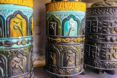 Katmandu, Nepal 'deki tapınakta geleneksel dua çarkı