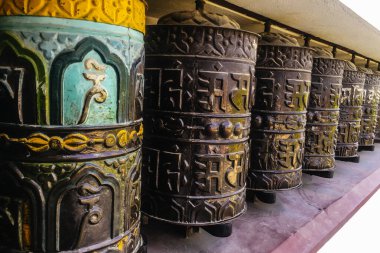 Katmandu, Nepal 'deki tapınakta geleneksel dua çarkı