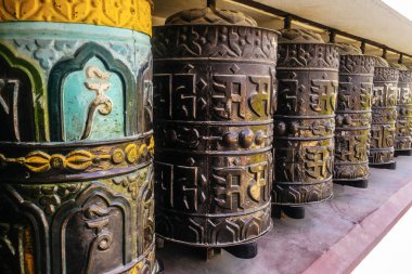 Katmandu, Nepal 'deki tapınakta geleneksel dua çarkı