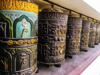 Katmandu, Nepal 'deki tapınakta geleneksel dua çarkı