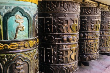 Katmandu, Nepal 'deki tapınakta geleneksel dua çarkı