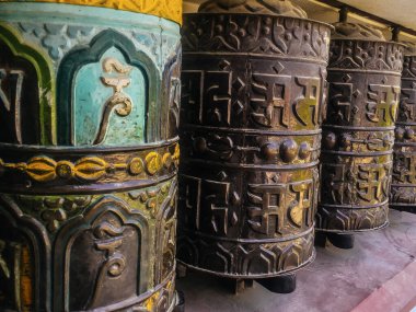 Katmandu, Nepal 'deki tapınakta geleneksel dua çarkı