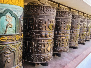 Katmandu, Nepal 'deki tapınakta geleneksel dua çarkı