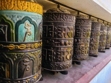 Katmandu, Nepal 'deki tapınakta geleneksel dua çarkı