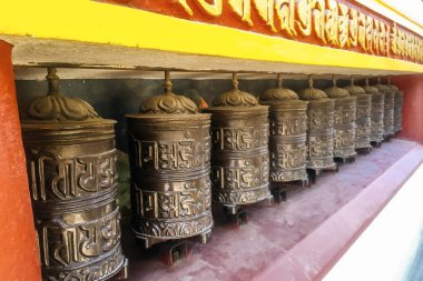 Katmandu, Nepal 'deki tapınakta geleneksel dua çarkı