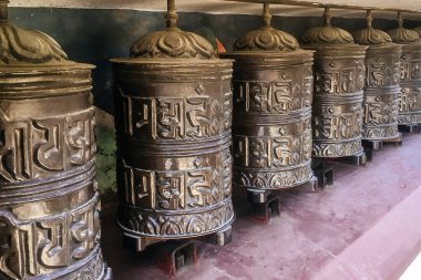 Katmandu, Nepal 'deki tapınakta geleneksel dua çarkı