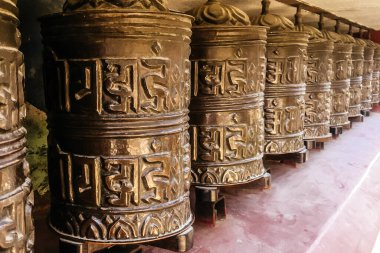 Katmandu, Nepal 'deki tapınakta geleneksel dua çarkı