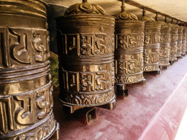 Katmandu, Nepal 'deki tapınakta geleneksel dua çarkı