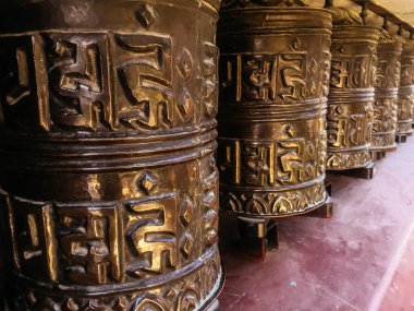 Katmandu, Nepal 'deki tapınakta geleneksel dua çarkı