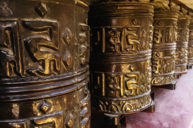 Katmandu, Nepal 'deki tapınakta geleneksel dua çarkı