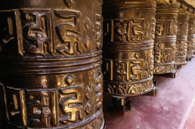 Katmandu, Nepal 'deki tapınakta geleneksel dua çarkı