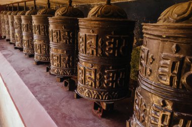 Katmandu, Nepal 'deki tapınakta geleneksel dua çarkı