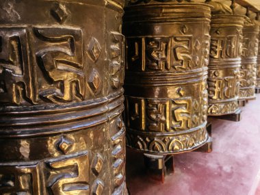 Katmandu, Nepal 'deki tapınakta geleneksel dua çarkı