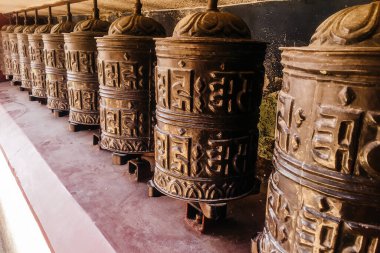 Katmandu, Nepal 'deki tapınakta geleneksel dua çarkı