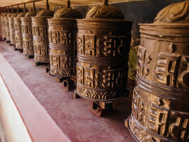Katmandu, Nepal 'deki tapınakta geleneksel dua çarkı
