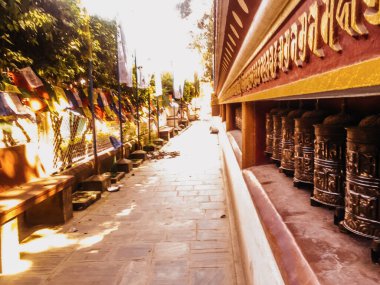 Katmandu, Nepal 'deki tapınakta geleneksel dua çarkı