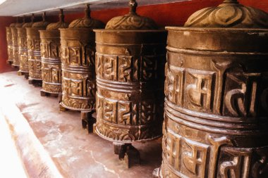 Katmandu, Nepal 'deki tapınakta geleneksel dua çarkı