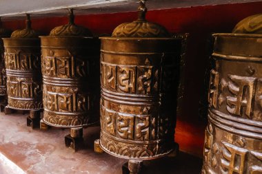 Katmandu, Nepal 'deki tapınakta geleneksel dua çarkı