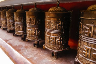 Katmandu, Nepal 'deki tapınakta geleneksel dua çarkı