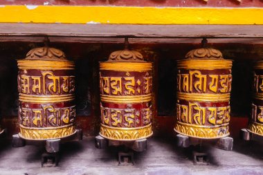 Katmandu, Nepal 'deki tapınakta geleneksel dua çarkı