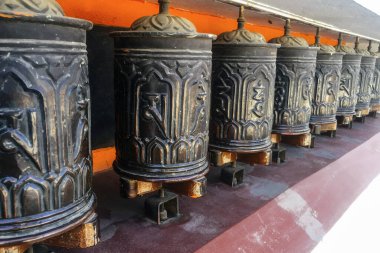 Katmandu, Nepal 'deki tapınakta geleneksel dua çarkı