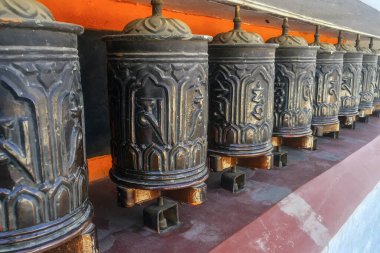 Katmandu, Nepal 'deki tapınakta geleneksel dua çarkı