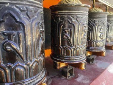 Katmandu, Nepal 'deki tapınakta geleneksel dua çarkı