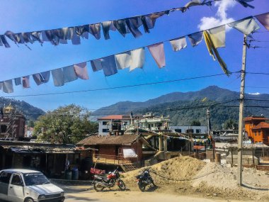 KATHMANDU, NEPAL - 20 Eylül 2018: KaTHMANDU sokak manzarası. Trafik ve sokaklar vatandaşlar ve turistlerle dolu.