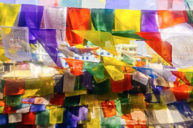 Katmandu, Nepal 'de renkli Budist dua bayrakları