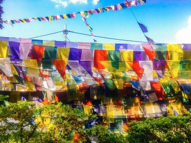 Katmandu, Nepal 'de renkli Budist dua bayrakları