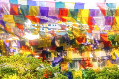 Katmandu, Nepal 'de renkli Budist dua bayrakları