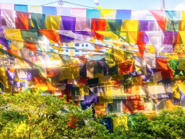 Katmandu, Nepal 'de renkli Budist dua bayrakları