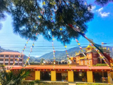 KATHMANDU, NEPAL - 20 Eylül 2018: KaTHMANDU sokak manzarası. Trafik ve sokaklar vatandaşlar ve turistlerle dolu.