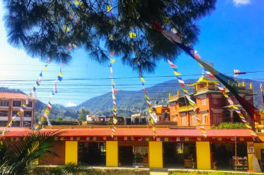 KATHMANDU, NEPAL - 20 Eylül 2018: KaTHMANDU sokak manzarası. Trafik ve sokaklar vatandaşlar ve turistlerle dolu.