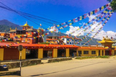 KATHMANDU, NEPAL - 20 Eylül 2018: KaTHMANDU sokak manzarası. Trafik ve sokaklar vatandaşlar ve turistlerle dolu.