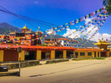 KATHMANDU, NEPAL - 20 Eylül 2018: KaTHMANDU sokak manzarası. Trafik ve sokaklar vatandaşlar ve turistlerle dolu.