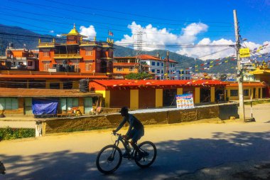 KATHMANDU, NEPAL - 20 Eylül 2018: KaTHMANDU sokak manzarası. Trafik ve sokaklar vatandaşlar ve turistlerle dolu.