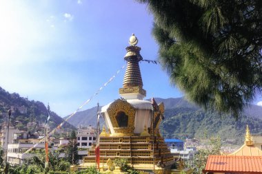 Maymun tapınağının etrafındaki Katmandu 'daki Buda Parkı' nda bir tapınak.