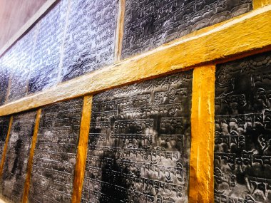 Sanskritçe antik bir Budist metni Swayambhunath 'da bir taş tablete kazınmış.