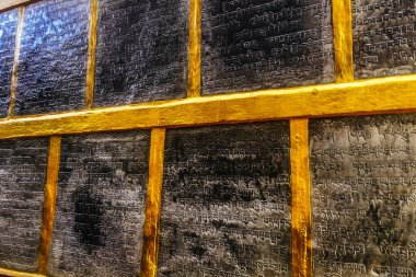 Sanskritçe antik bir Budist metni Swayambhunath 'da bir taş tablete kazınmış.