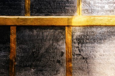 Sanskritçe antik bir Budist metni Swayambhunath 'da bir taş tablete kazınmış.