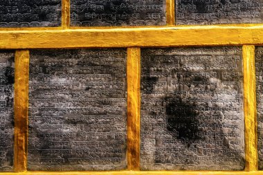 Sanskritçe antik bir Budist metni Swayambhunath 'da bir taş tablete kazınmış.