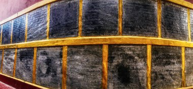 Sanskritçe antik bir Budist metni Swayambhunath 'da bir taş tablete kazınmış.