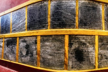 Sanskritçe antik bir Budist metni Swayambhunath 'da bir taş tablete kazınmış.