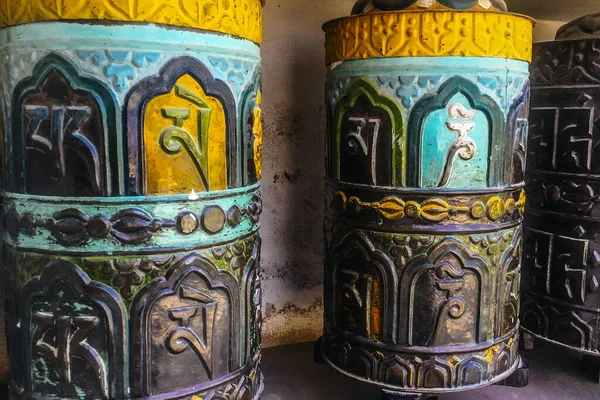 Katmandu, Nepal 'deki tapınakta geleneksel dua çarkı