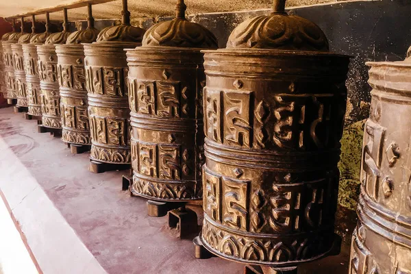 Katmandu, Nepal 'deki tapınakta geleneksel dua çarkı