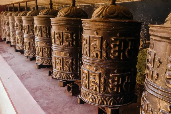 Katmandu, Nepal 'deki tapınakta geleneksel dua çarkı